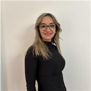 Docente di lettere impartisce lezione per scuole medie e superiori